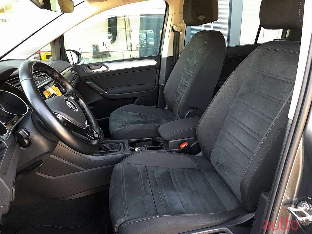 2020' Volkswagen Touran photo #4