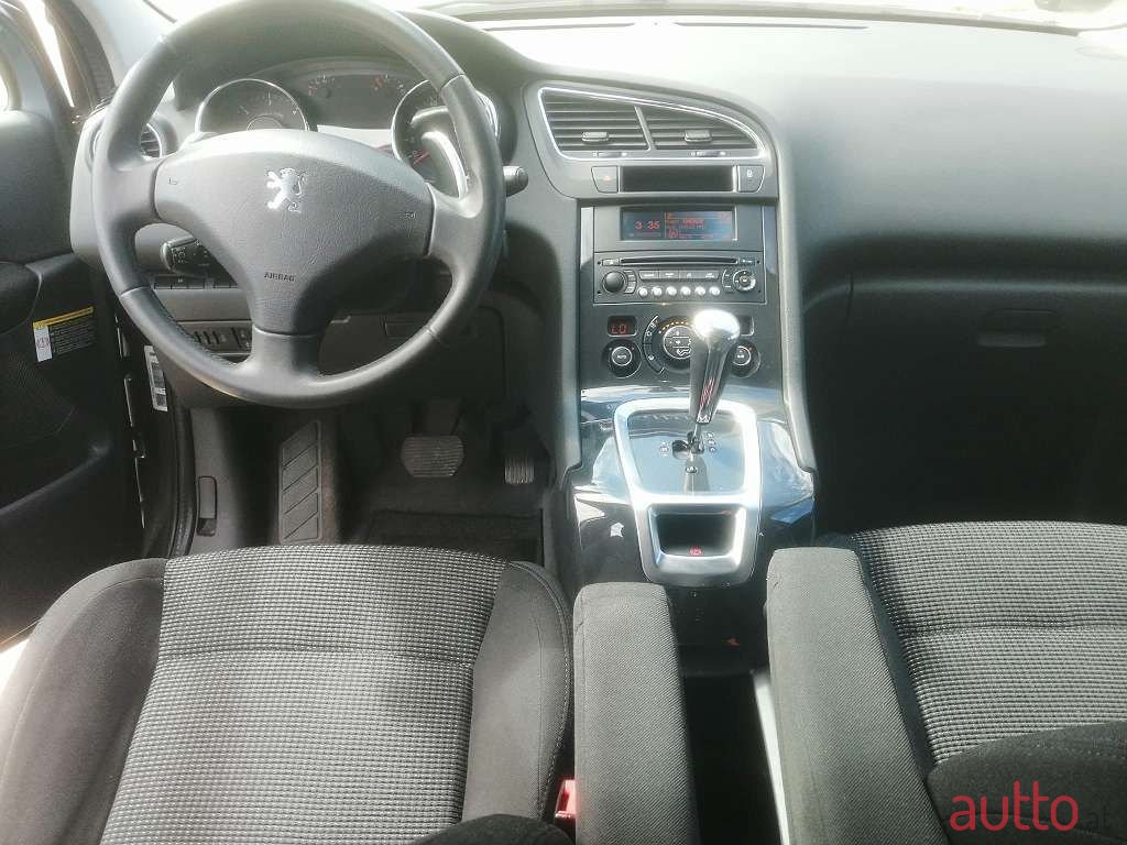 2012' Peugeot 5008 photo #4
