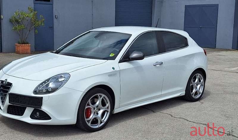 2011' Alfa Romeo Giulietta photo #3