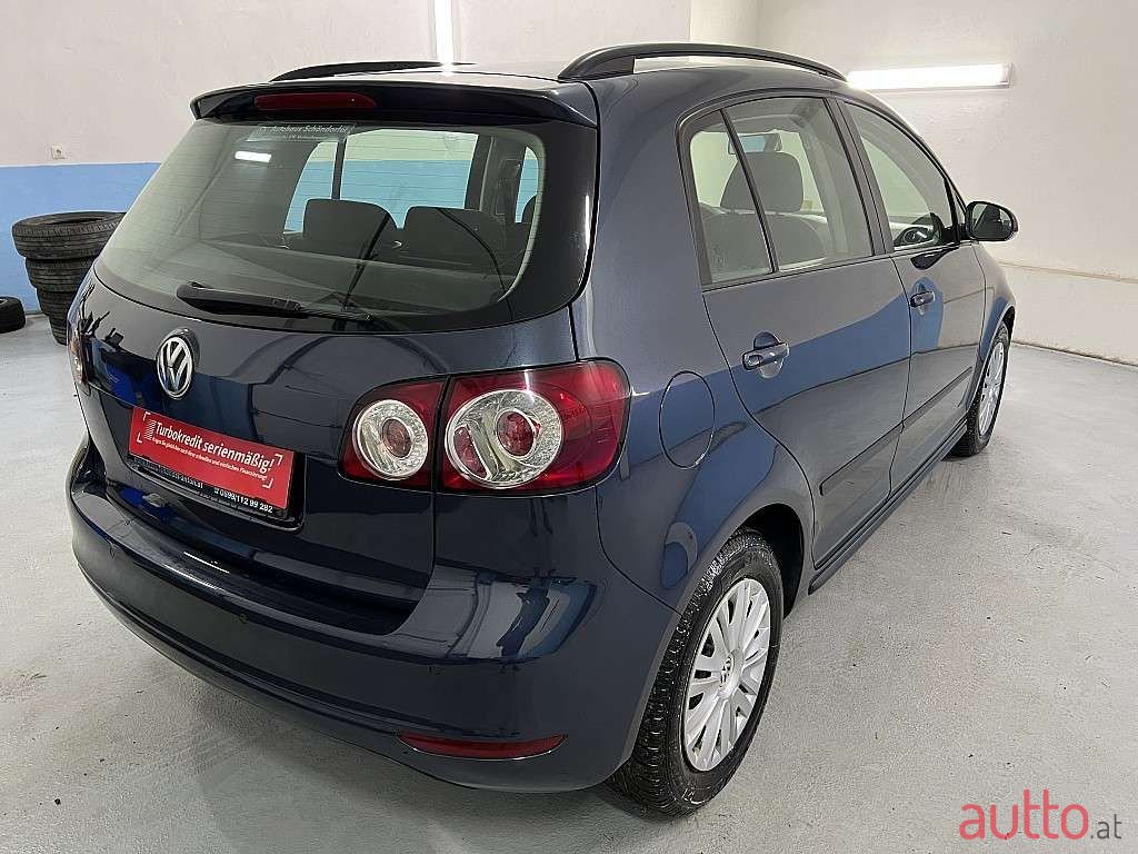 2009' Volkswagen Golf photo #5