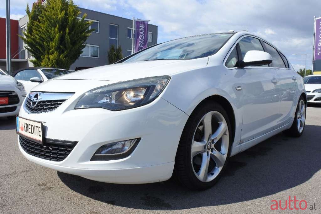2010' Opel Astra photo #1