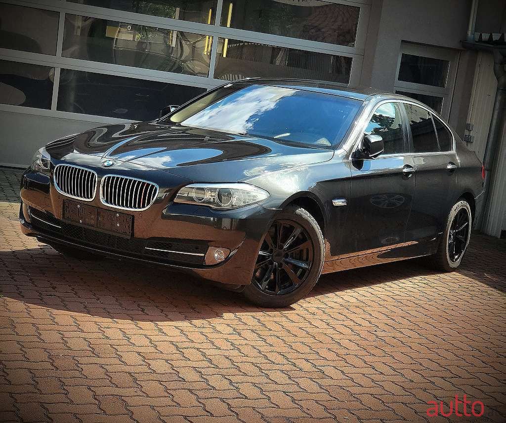 2011' BMW 5Er-Reihe photo #3