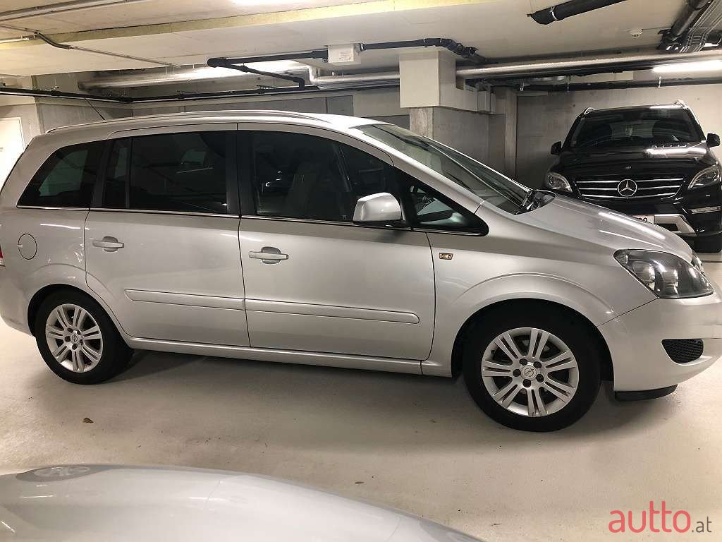 2012' Opel Zafira photo #3