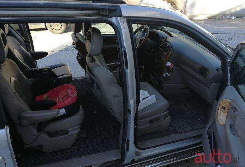 2002' Chrysler Voyager photo #1