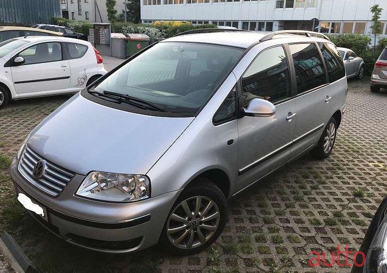 2009' Volkswagen Sharan photo #2