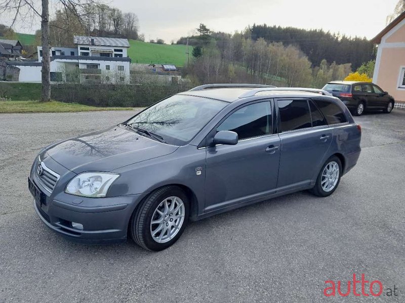 2004' Toyota Avensis photo #1