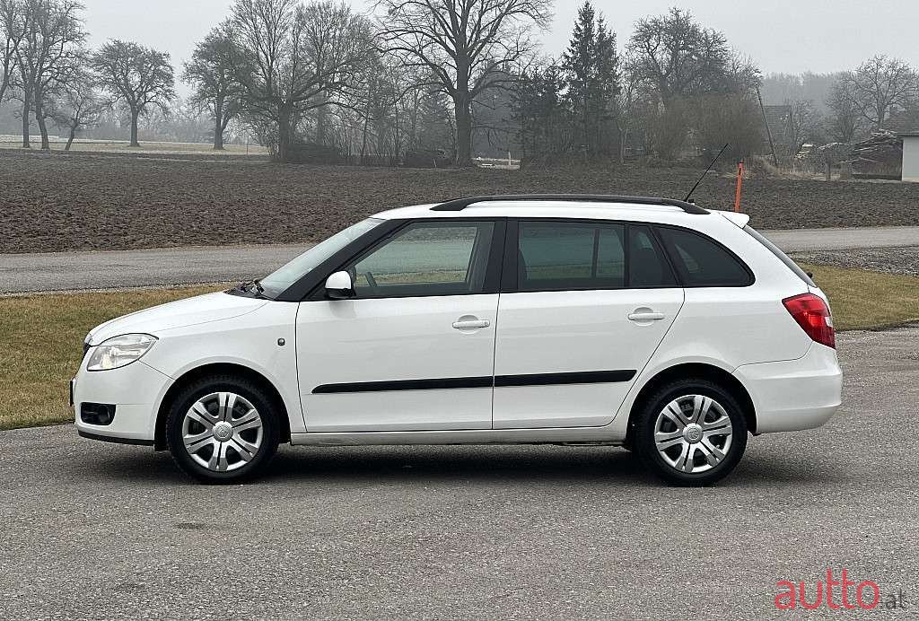 2009' Skoda Fabia photo #2