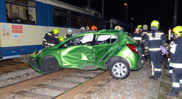 Badner Bahn krachte in Pkw: Autolenkerin verletzt