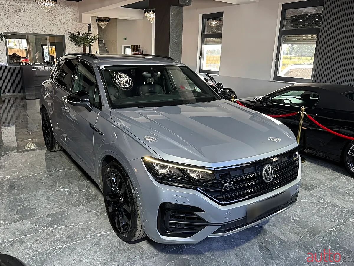 2019' Volkswagen Touareg photo #4