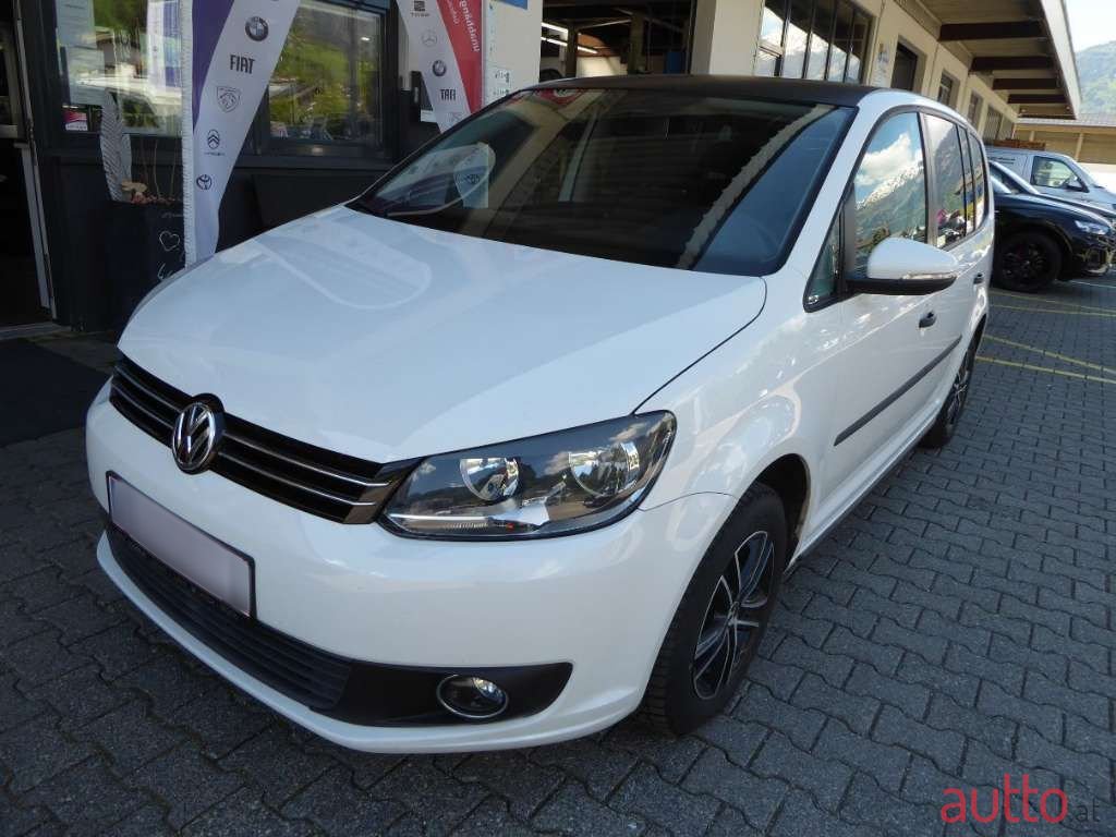 2011' Volkswagen Touran photo #1