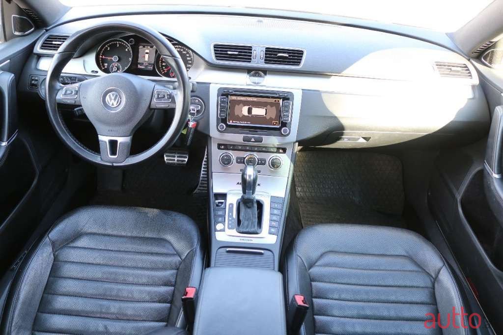 2012' Volkswagen Passat photo #6