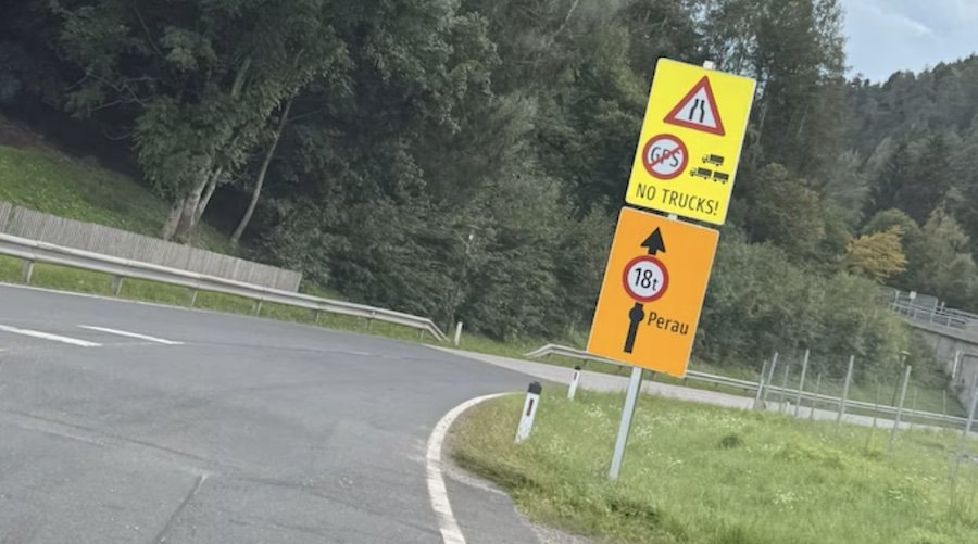 Laster blieb stecken, Navi-Chaos: 20.000 Euro Schaden nach Lkw-Irrfahrt