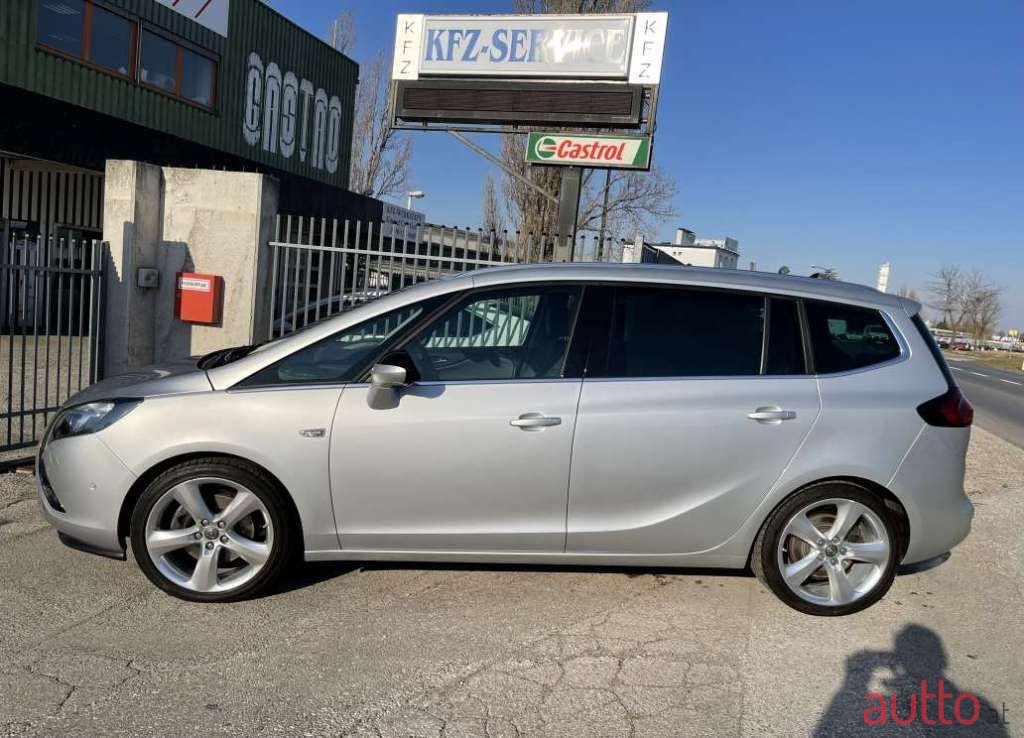 2013' Opel Zafira photo #2