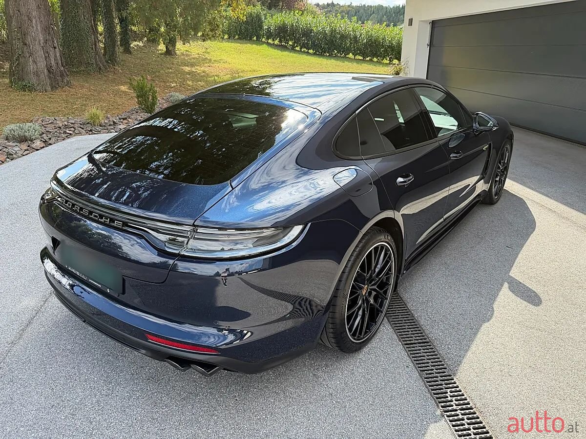 2022' Porsche Panamera photo #3