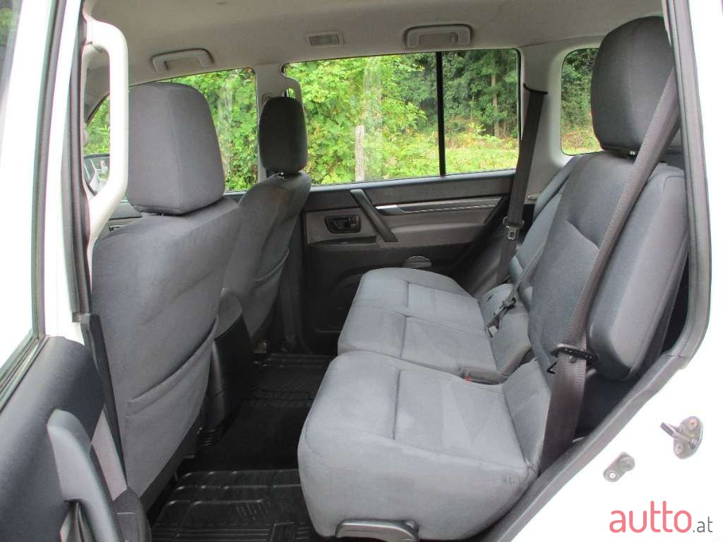 2011' Mitsubishi Pajero photo #5