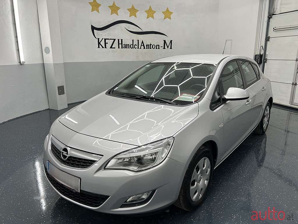 2010' Opel Astra photo #1