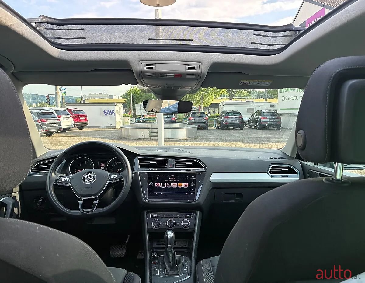 2019' Volkswagen Tiguan photo #4
