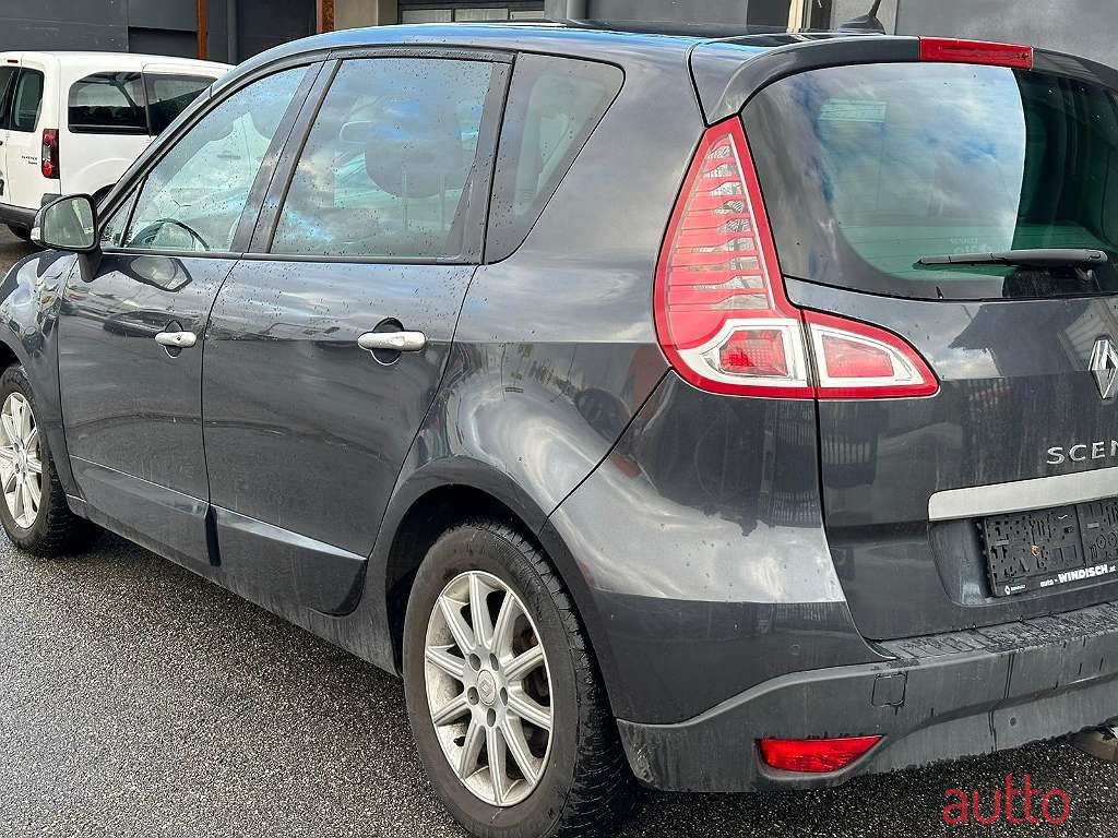 2011' Renault Megane photo #2