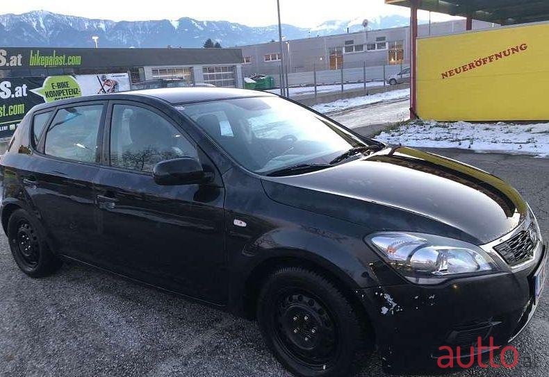 2010' Kia Cee%27D photo #1