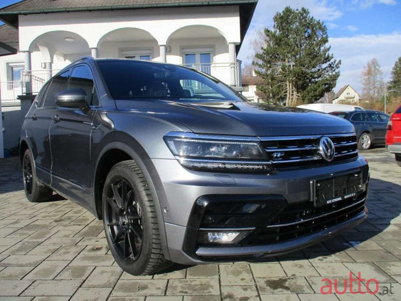 2019' Volkswagen Tiguan photo #4