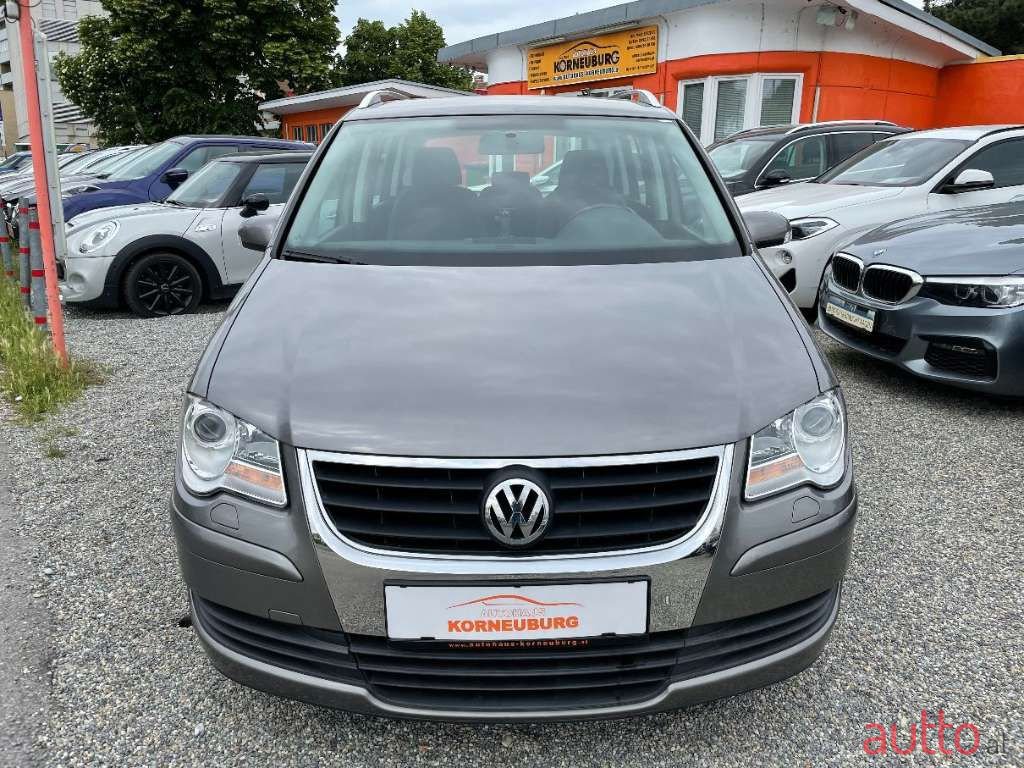 2008' Volkswagen Touran photo #1