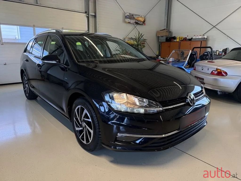 2019' Volkswagen Golf photo #4