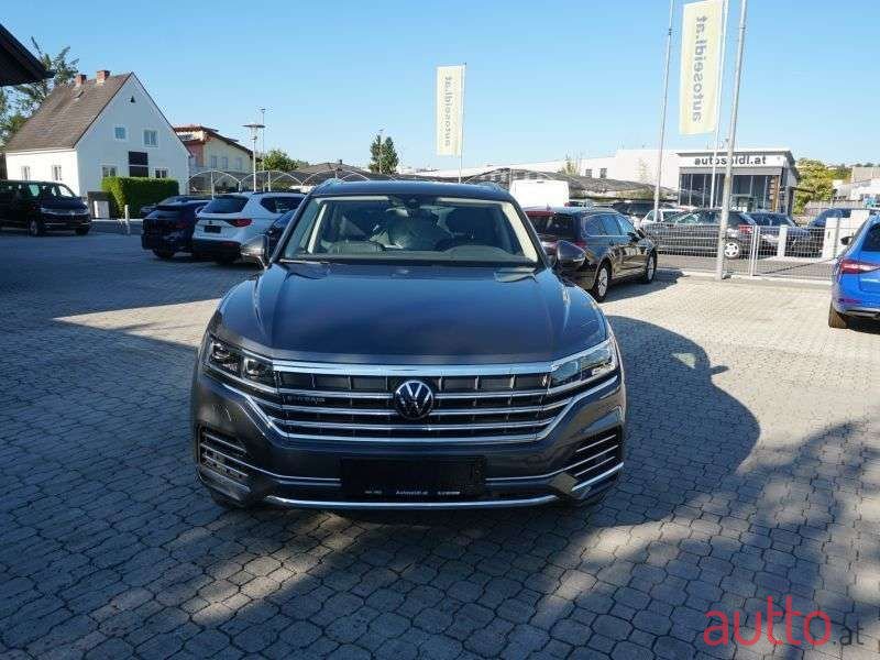 2021' Volkswagen Touareg photo #2