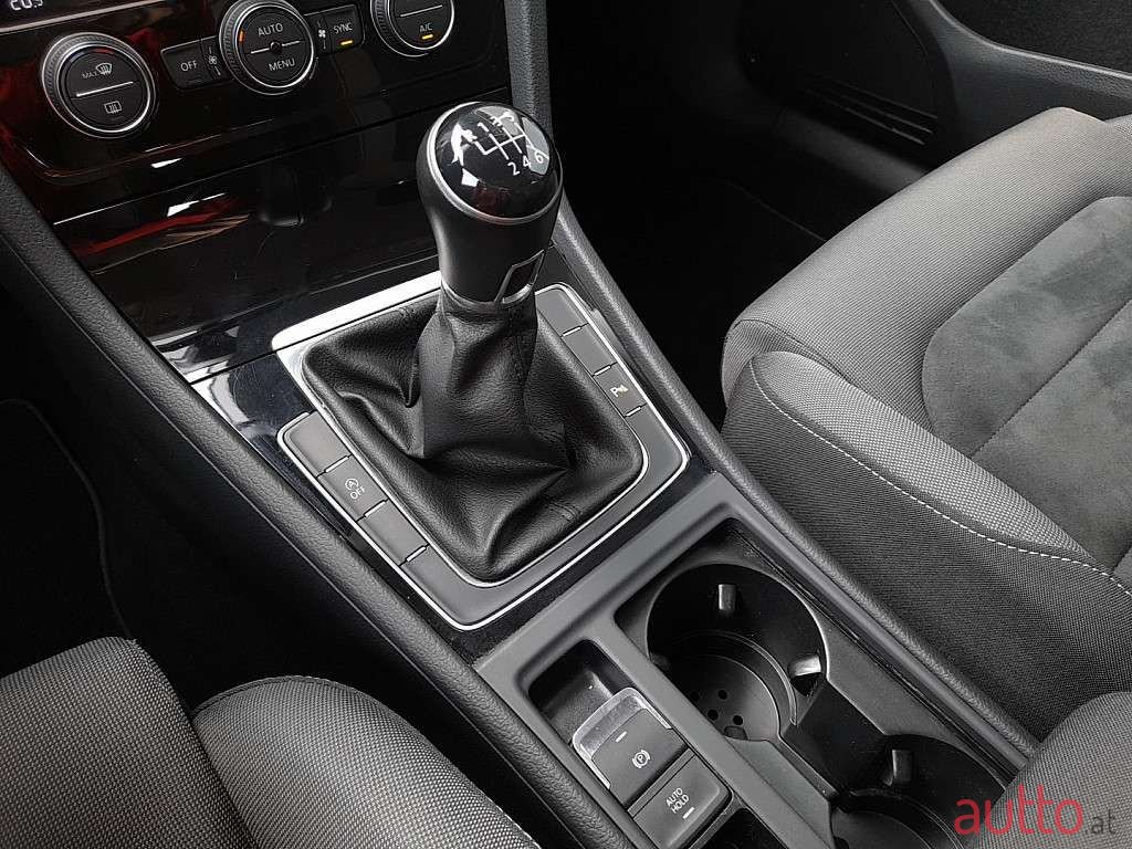 2019' Volkswagen Golf photo #5