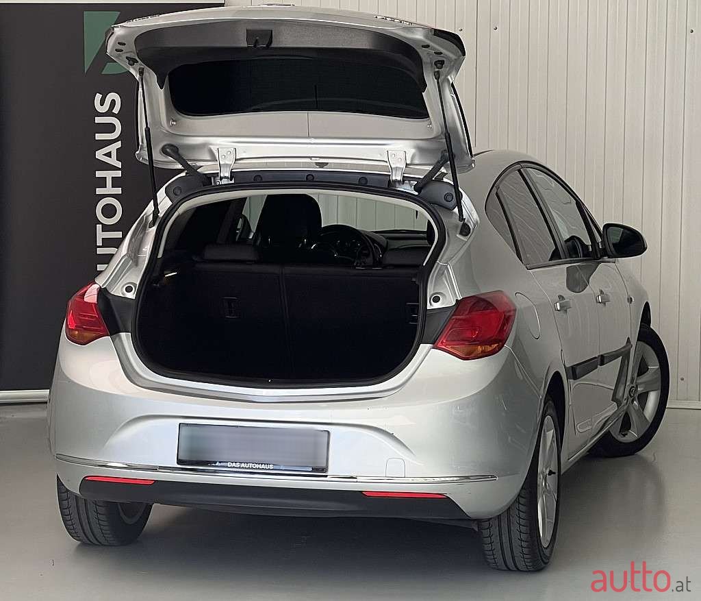 2013' Opel Astra photo #3