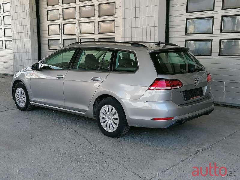 2017' Volkswagen Golf photo #2