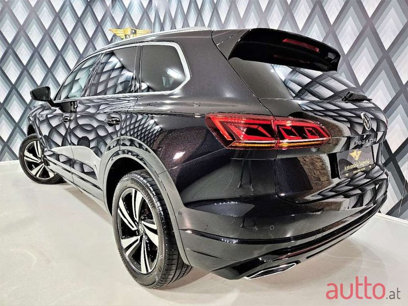 2022' Volkswagen Touareg photo #4