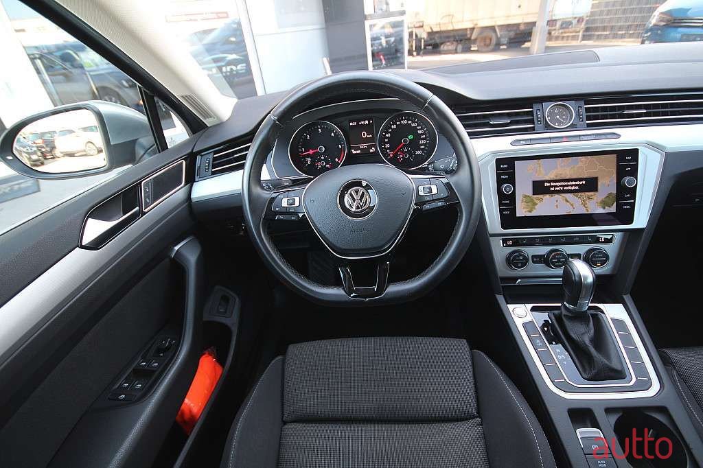 2017' Volkswagen Passat photo #4