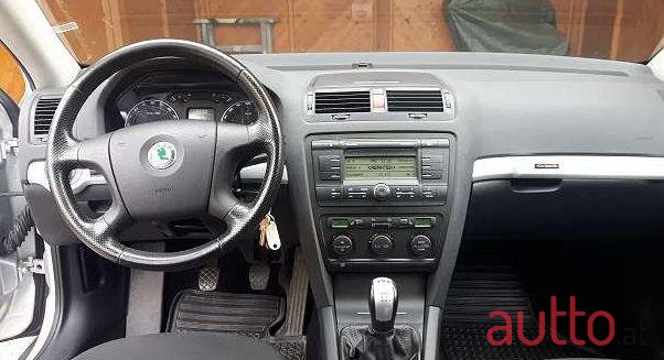 2007' Skoda Octavia photo #2