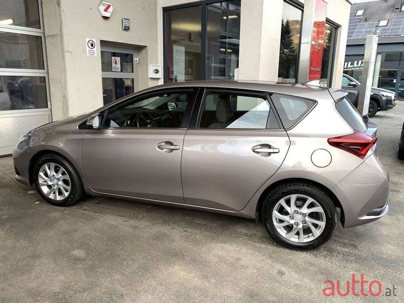 2015' Toyota Auris photo #5