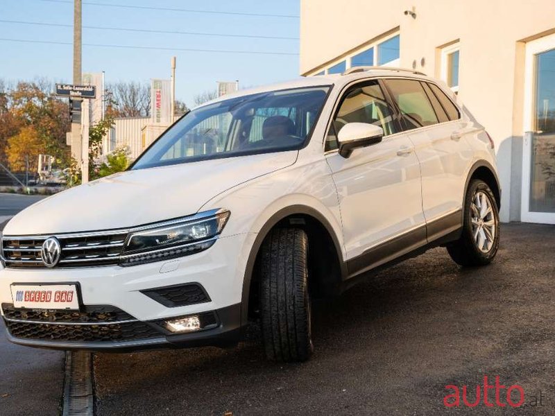 2020' Volkswagen Tiguan photo #6