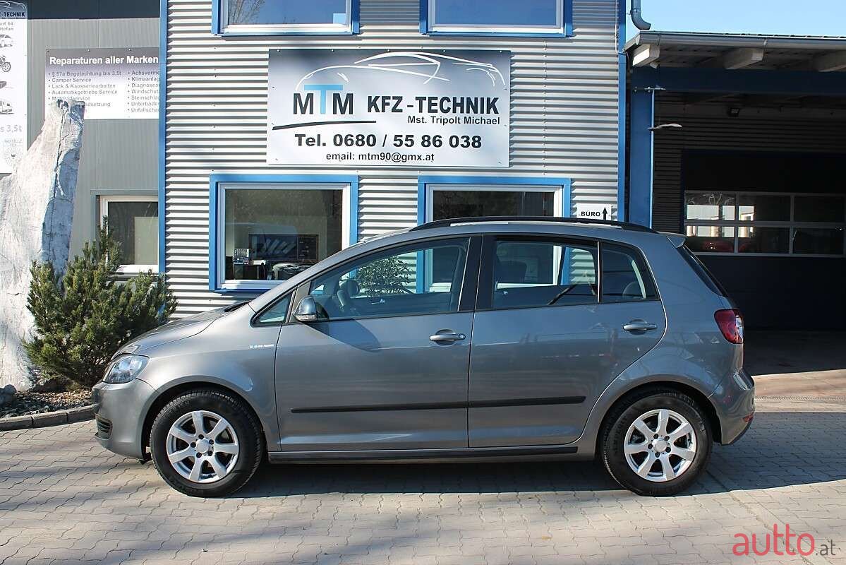 2011' Volkswagen Golf photo #6