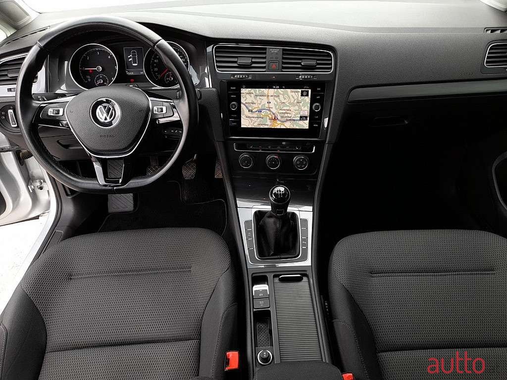 2019' Volkswagen Golf photo #2