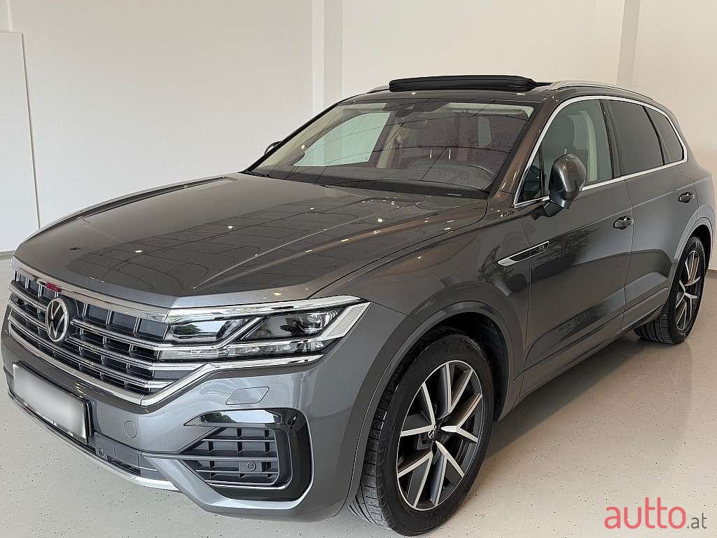 2022' Volkswagen Touareg photo #2