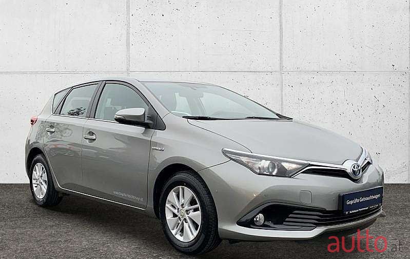 2015' Toyota Auris photo #3