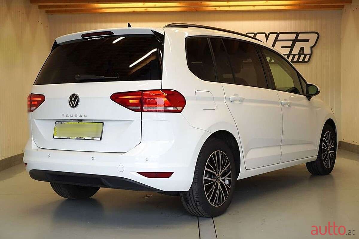 2023' Volkswagen Touran photo #2