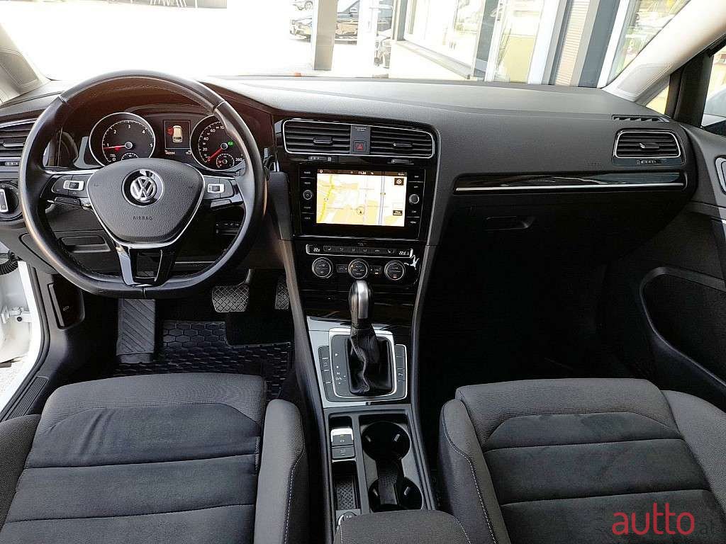 2019' Volkswagen Golf photo #4