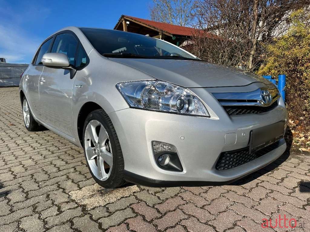 2011' Toyota Auris photo #2