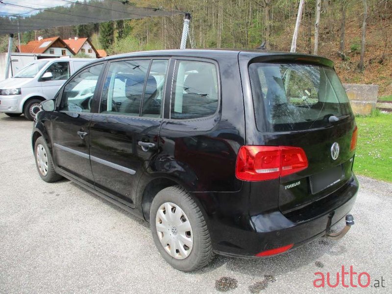 2011' Volkswagen Touran photo #2