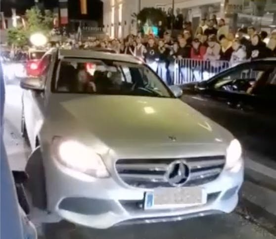 Video zeigt, wie Mercedes in Velden in Party-Meute rast