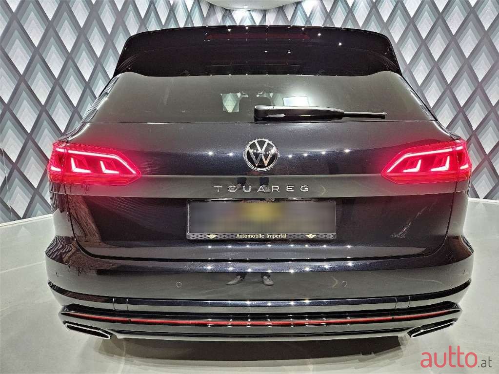 2022' Volkswagen Touareg photo #6
