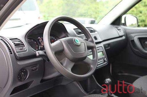 2012' Skoda Fabia photo #3