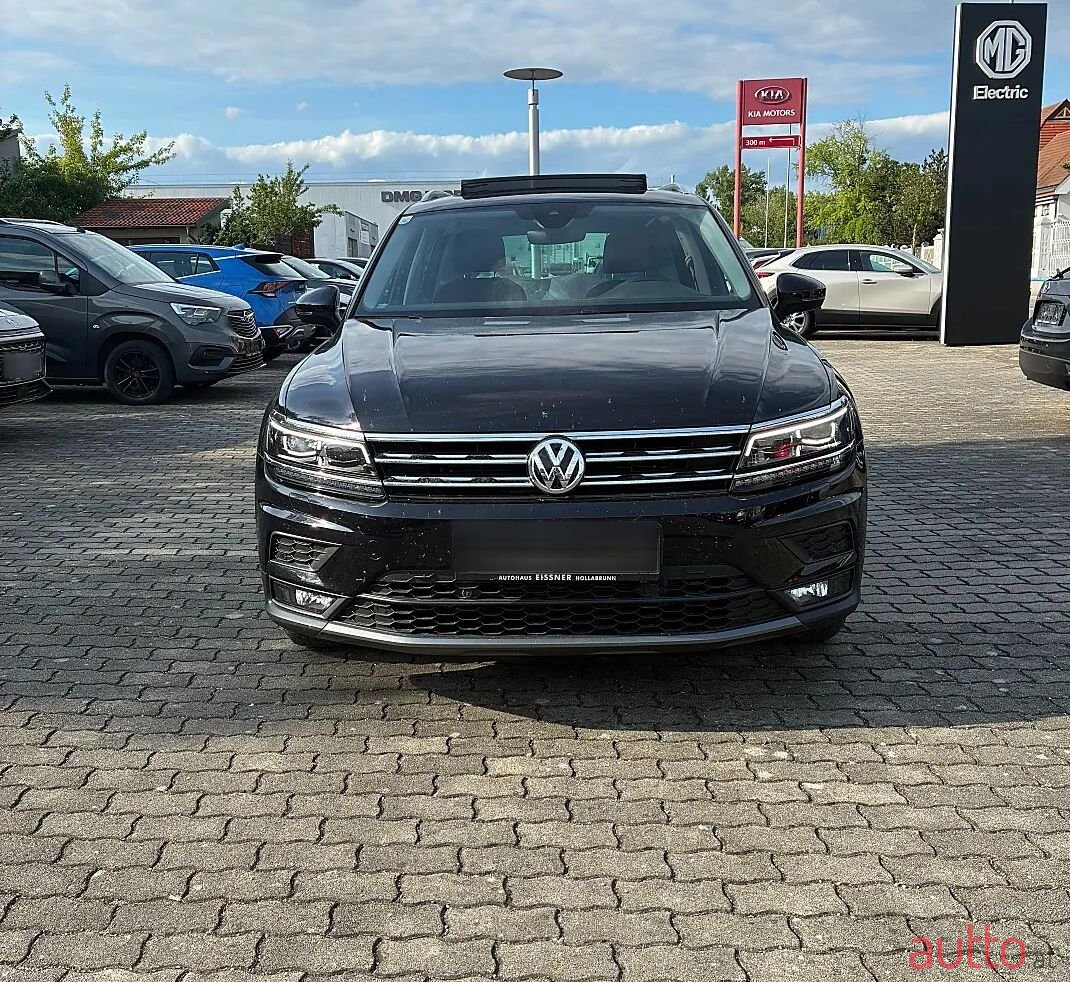 2019' Volkswagen Tiguan photo #1