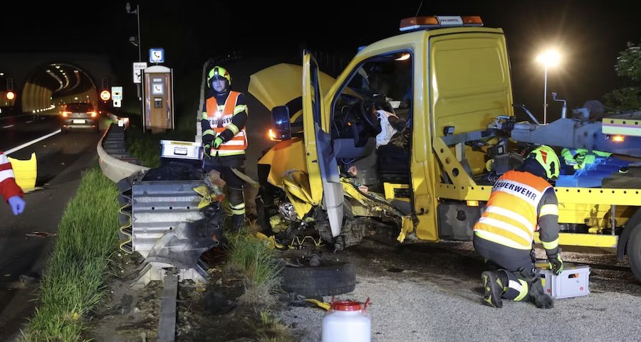 Wartberg an der Krems: Mercedes-Transporter kracht auf A8 in Anpralldämpfer