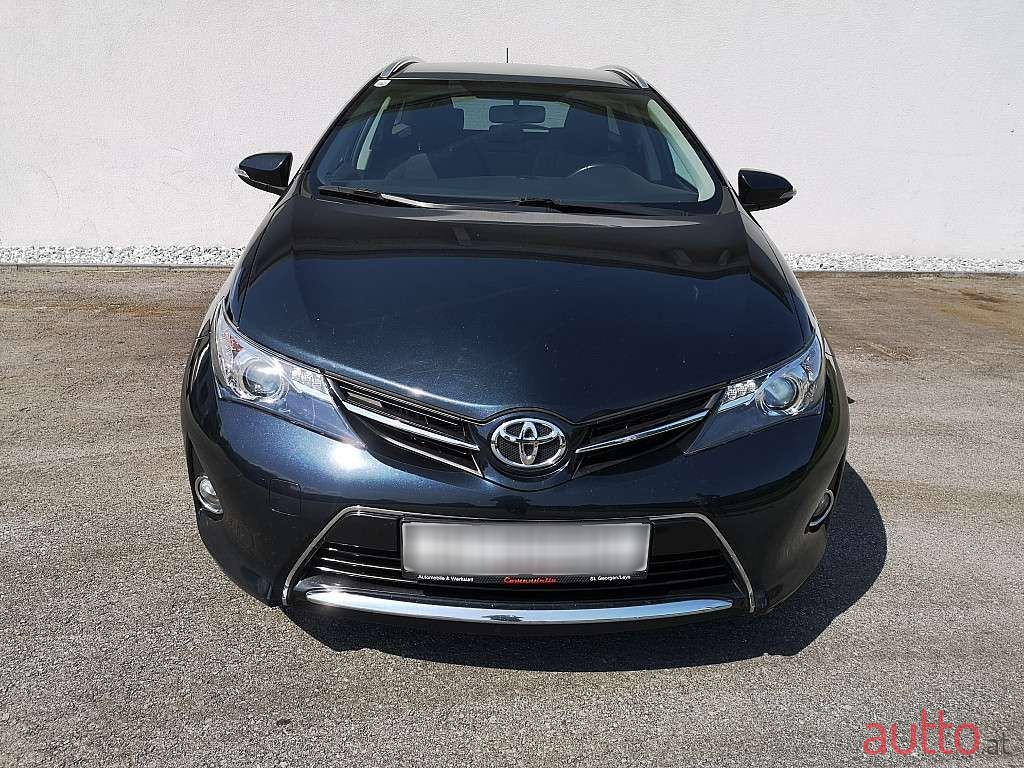 2014' Toyota Auris photo #3