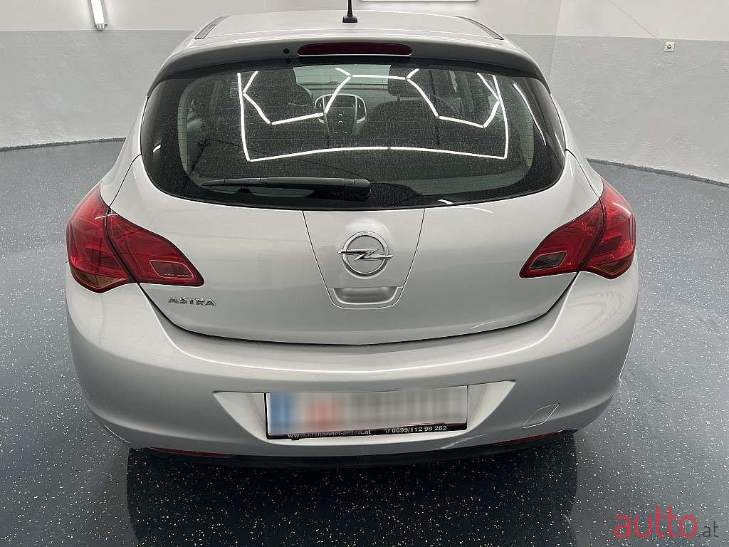 2010' Opel Astra photo #4